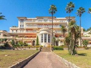 Plante, Ciel, Bâtiment, Propriété, Arbre, Arecales, Zone Résidentielle, Immobilier, Façade, Point De Repère