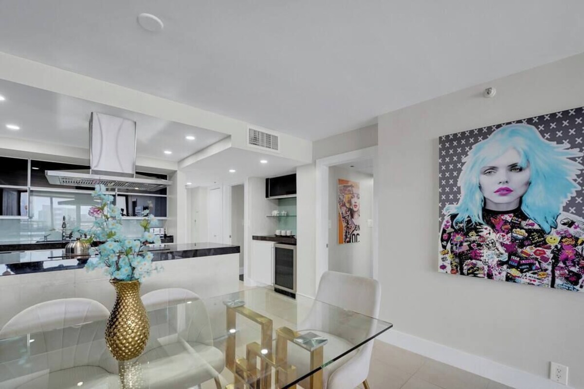 Iconic! Miami Skyline & Water Views, 4 Bedroom, 3 Miles to South Miami Beach