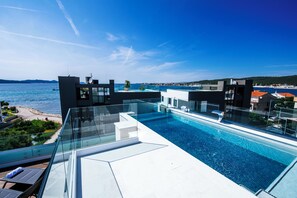 Piscina no piso superior