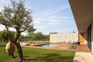 Blick auf die Außenterrasse mit Sonnenliegen neben dem privaten  Pool in der haustierfreundlichen Luxusvilla Serenity Pula 3 in Kroatien zur Miete in der Nähe von Rovinj-Istrien