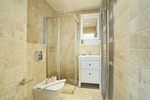 Salle de bain avec douche et toilette