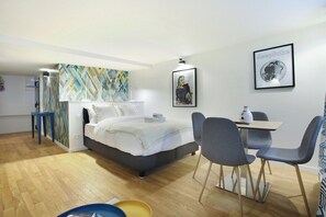 lit double et table à manger
double bed and dining table