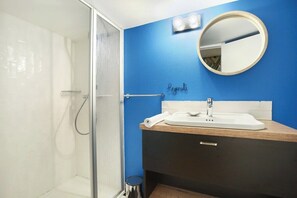 Salle de douche avec toilette
Shower room with toilet