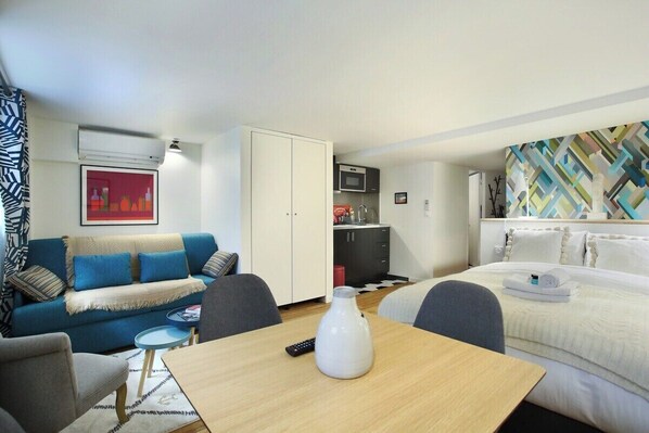 Vue globale de l'appartement avec canapé li et lit double
Overall view of the apartment with sofa bed and double bed