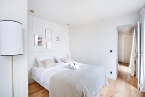 Chambre à coucher avec lit double