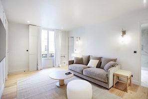 Séjour avec canapé lit double et télévision