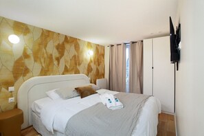 Chambre 1 avec lit double et salle de bain attenante
