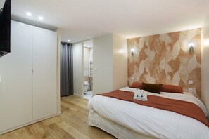 Chambre 2 avec lit double et salle de bain attenante