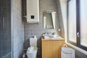 salle de bain avec toilette