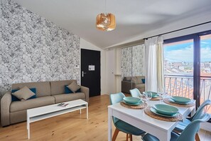 Séjour avec canapé lit et coin repas