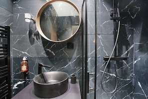Salle de bain avec douche et toilette