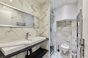 Salle de bain avec toilette