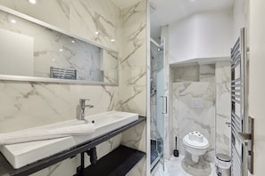 Salle de bain avec toilette