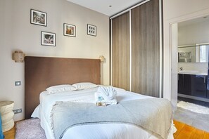 Chambre avec lit double et salle de douche