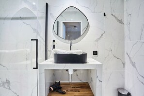 Salle de bain avec toilette
