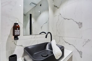 Salle de douche - Bathroom with shower