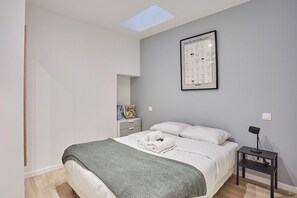 Chambre 2 avec sa salle de bain