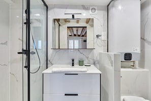 salle de bain avec toilette
