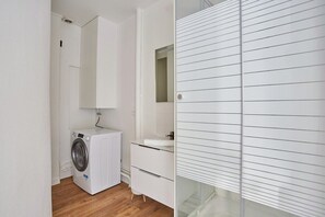 salle de bain avec machine à laver