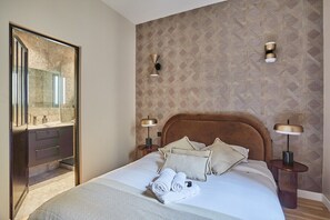 Chambre n°2 avec lit double, télévision et salle de bain 