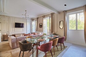 Salon avec espace repas et télévision