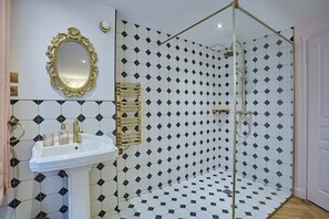 Salle de bain ouverte sur Chambre 1