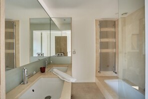 Master chambre avec baignoire et toilette