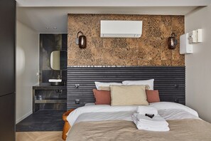 lit double avec accès à la salle de bain