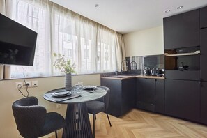 Espace repas, cuisine tout équipée