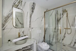 SALLE DE BAIN 1 AVEC TOILETTE