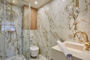 Salle de bain avec douche