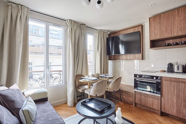 Télévision et coin repas