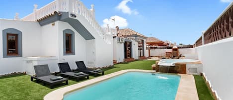 Beautiful villa with private pool and jacuzzi