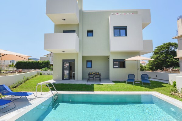 Villa’s front view.The current state includes the black fence (as shown in pic2)