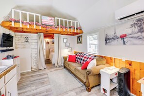 Living Room | Free WiFi | Smart TV | Queen Sleeper Sofa