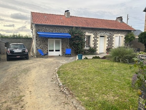 Vous pouvez garer votre voiture sur le côté de la maison ou un bateau.