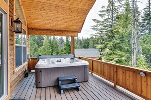 Deck | Private Hot Tub | 2,400 Sq Ft