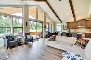 Living Room | Free WiFi | Smart TVs | Fireplace