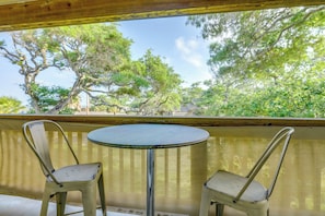 Balcony | Outdoor Seating & Dining