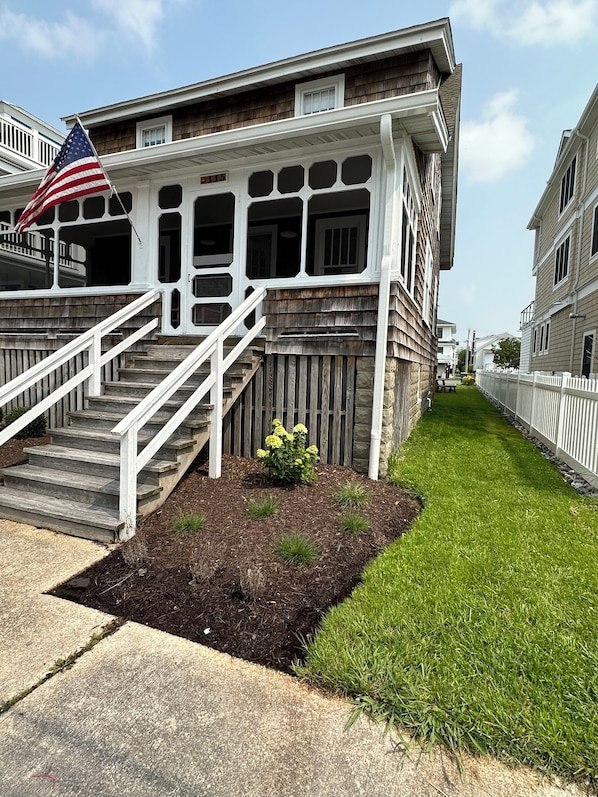 Charming cottage 1/2 block to beach