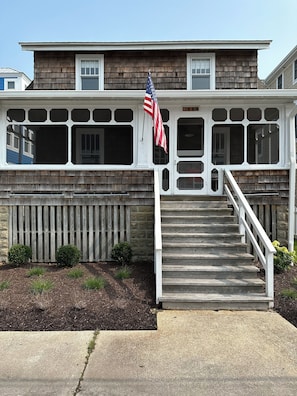 Charming cottage 1/2 block to beach