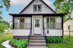 Exterior | 1 Mi to Mountain Bike Trails