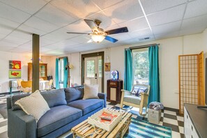 Living Area | Flat-Screen Cable TV | Central A/C & Heat