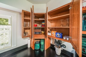 Kitchen amenities Stocked with 10 k-cups, creamer and sugar