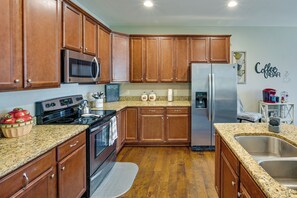 Kitchen | Stainless Steel Appliances w/ Dishwasher | Free WiFi