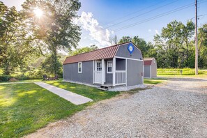 Studio Exterior | Parking | Gravel Driveway (1 Vehicle)