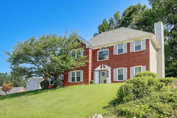 Lithonia Vacation Rental | 4BR | 2.5BA | 2,468 Sq Ft | Stairs Required