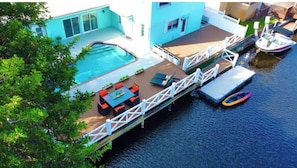 Pool and canal view, enjoy and relax. Two persons Kayak included