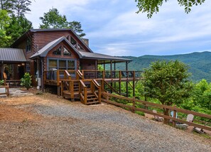 Welcome to Above The Clouds: The perfect retreat in the North Georgia mountains!