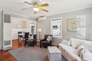 Living Room | Free WiFi | Central A/C & Heating | Smart TV